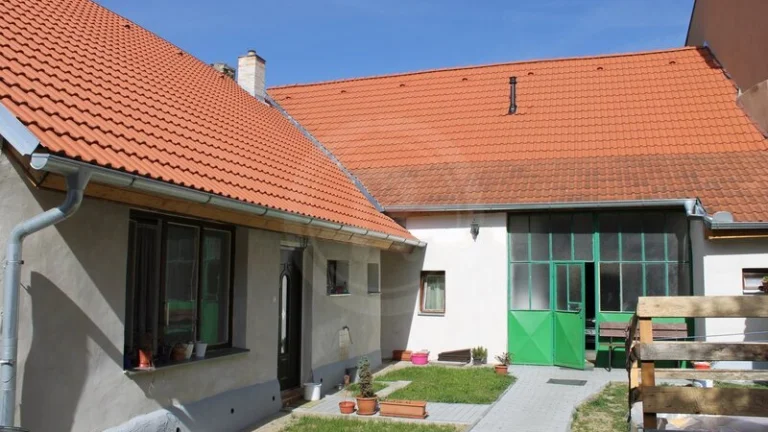 PRODEJ RODINNÉHO DOMU S POZEMKY, TRHOVÉ SVINY