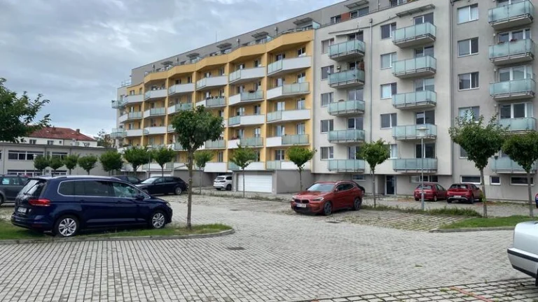 PRONÁJEM PARKOVACÍHO STÁNÍ VE DVOŘE, JÍROVCOVA, ČB