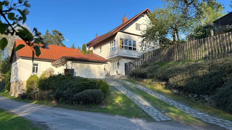 Rodinný dům 330m2 + zahrada 1737m2, 2 bytové jednotky, garáž