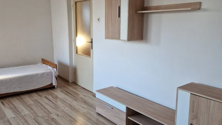 Velký 2 izb. byt na prízemí rod. domu so záhrad. blízko PO