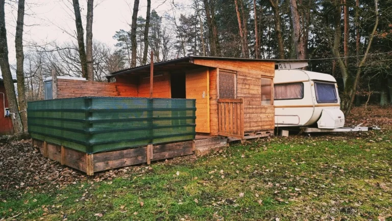Chatka v kempu Jinolice