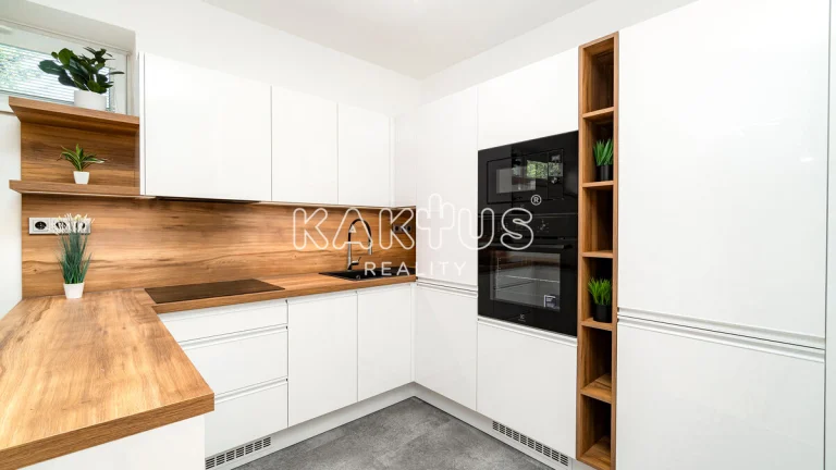 Pronájem bytu 2+kk s parkovacím stáním a předzahrádkou v Hlu