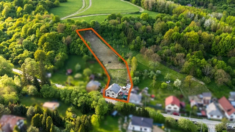Rodinný dom s garážou a veľkým pozemkom v meste Medzev