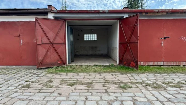 Pronájem udržované garáže ve Dvoře Králové.