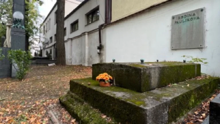 rodinná hrobka u vstupní brány - Olšanské hřbitovy, Praha 3