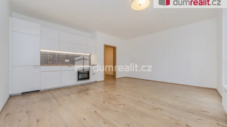 Světlý byt 1+kk s balkonem, sklepem a garážovým stáním, 38 m