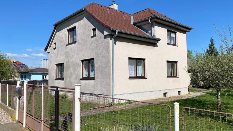 Rodinný dům 5+1 s krásnou zahradou 1337 m2, obec Dobřenice.