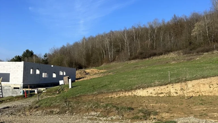 Najkrajší výhľad na Stropkov, pozemok pod lesom