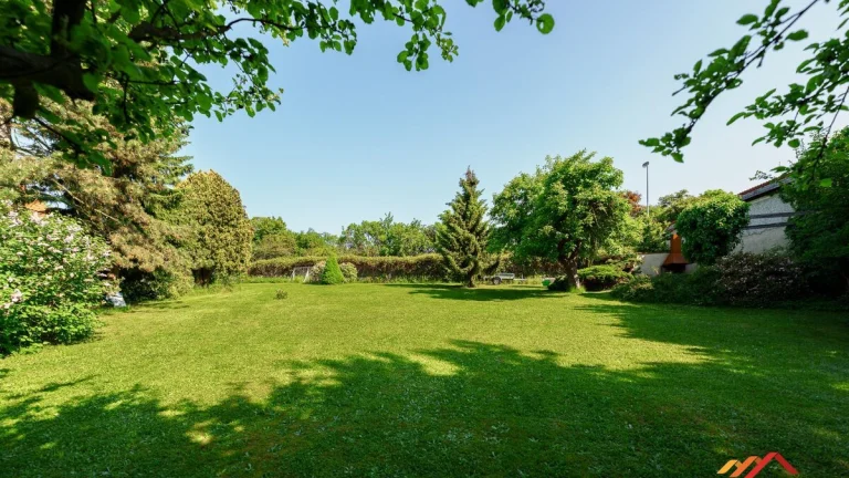 Lukrativní stavební pozemek pro stavbu RD, 550 m2, exklusivn