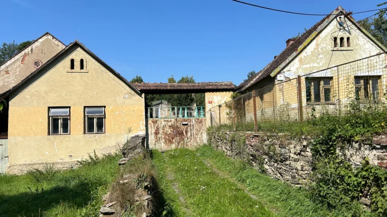 Prodej venkovského stavení - bývalé Zemanské tvrzi v obci Ne