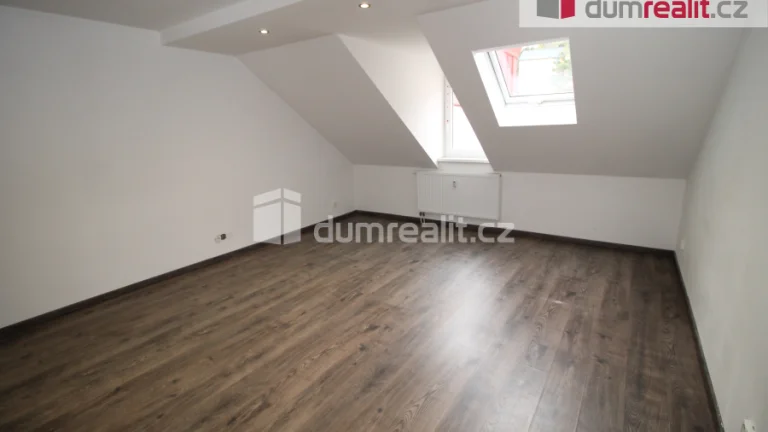Útulný podkrovní byt 1+1 ve druhém patře cihlového domu