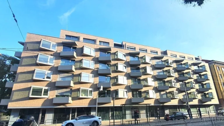 NOVÁ ponuka: MODERNÝ byt s balkónom, zariadený, pre NÁROČNÝC