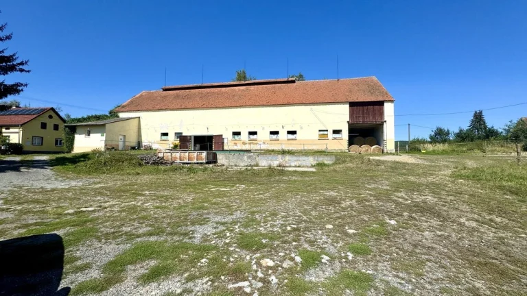 Zemědělský areál s navazujícími pozemky (12438m2), Bonětičky