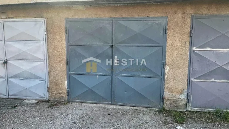 Garáž na starom sídlisku v Senici