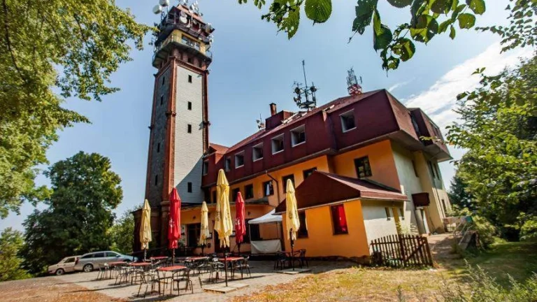 Pronajmu hotel včetně restaurace který je součástí rozhledny