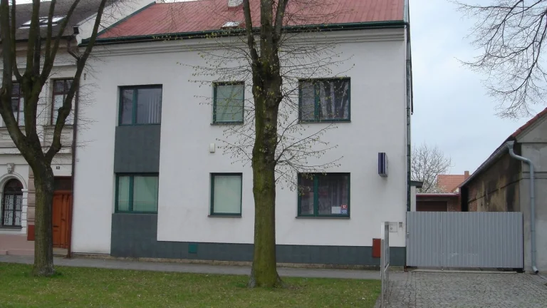 Prodám dům v Hradci Králové s garáží na 4 auta a zahradou.