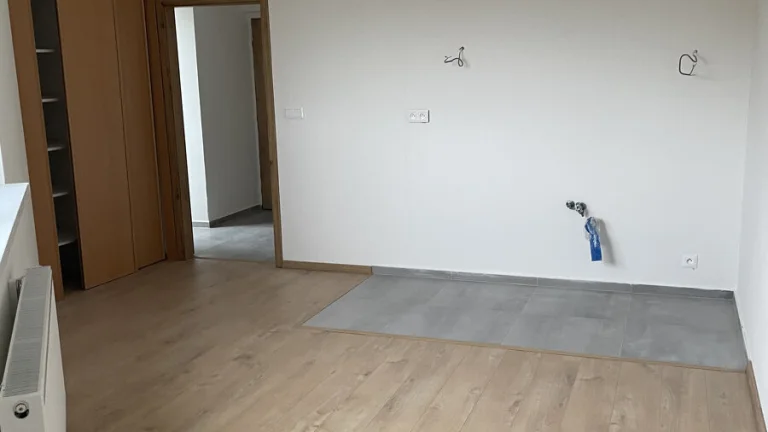 Štýlová garsónka v centre Nitry s balkónom a pivnicou
