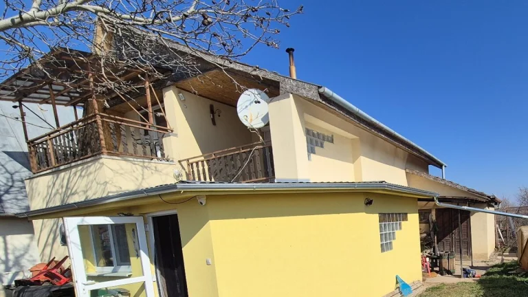Predaj podkrovnej rekreačnej chaty s vínnou pivnicou v Chotí