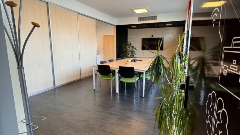 Zasadacia miestnosť• V centre Trenčína• Prenájom• Od 1 hod.