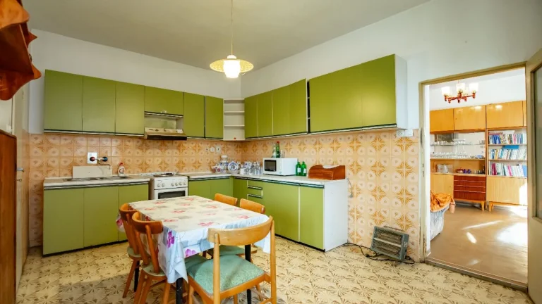 Väčší 5-izbový RD v obci ŠENKVICE, pozemok 824 m2