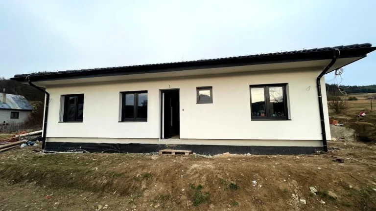 NOVOSTAVBA 4-IZBOVÉHO BUNGALOVU VO HVOZDNICI