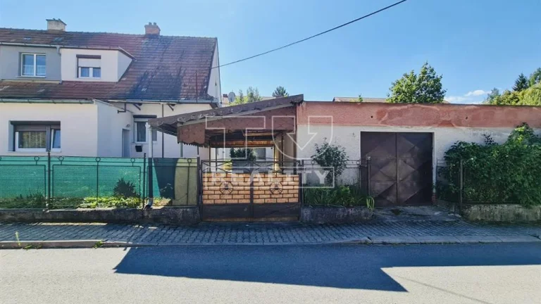 TUreality ponúka na predaj rodinný dom v Handlovej,...