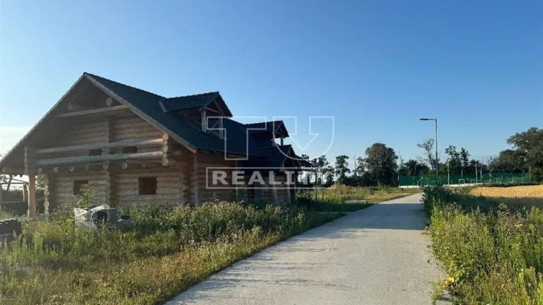 Rekreačný pozemok, 800 m2 s chatou