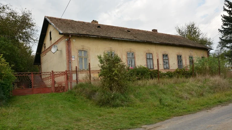 Veľký gazdovský rodinný dom na veľkom pozemku v Lučenci