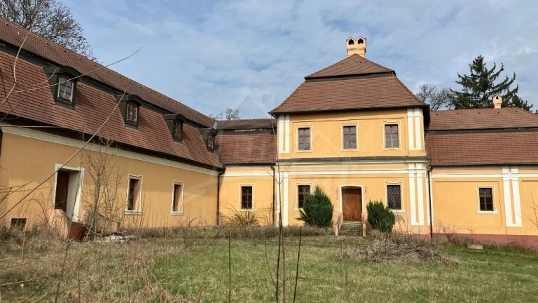 Rekonštruovaný barokový kaštieľ s kaplnkou a rozsiahlym pa