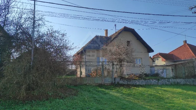 Prízemný dom so záhradou v tichej ulici obce