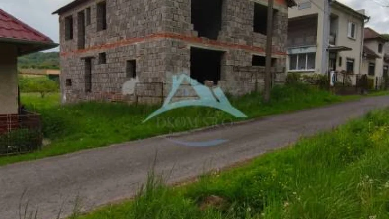 Hrubá stavba rodinného domu v obci Čelovce v okrese Veľký Kr