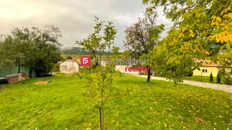 Pozemky so starším rodinným domom v starej časti Fintic (F28