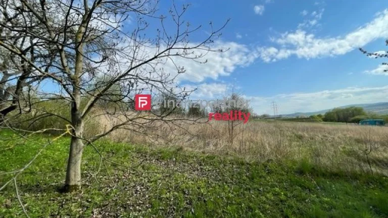 Pozemok Petrovany- Močarmany: 5,5m x 177m (F189-14-ANM)