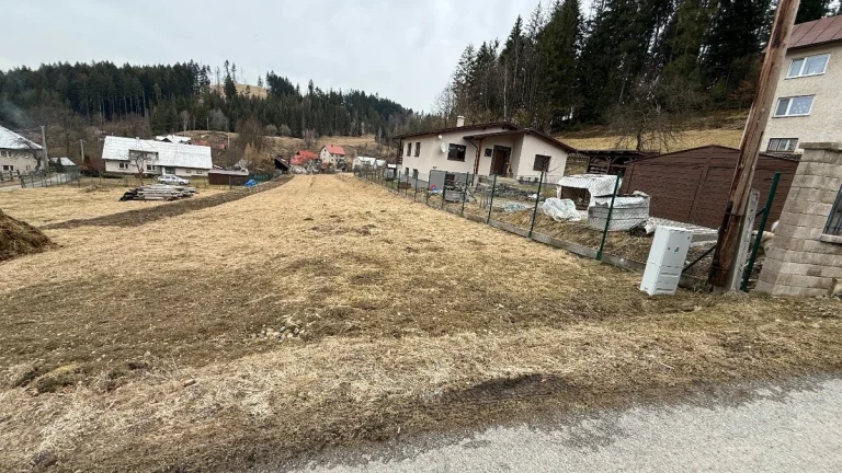 Na predaj rozľahlý pozemok 1364m2 na Zákopčí ( U Kordišov