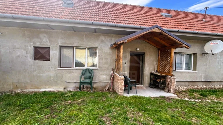 3-izbový rodinný dom s garážou v centre obce Jakubov , okr