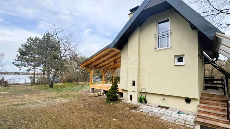 Zrekonštruovaná chata pri jazere Jakubov s veľkou terasou,