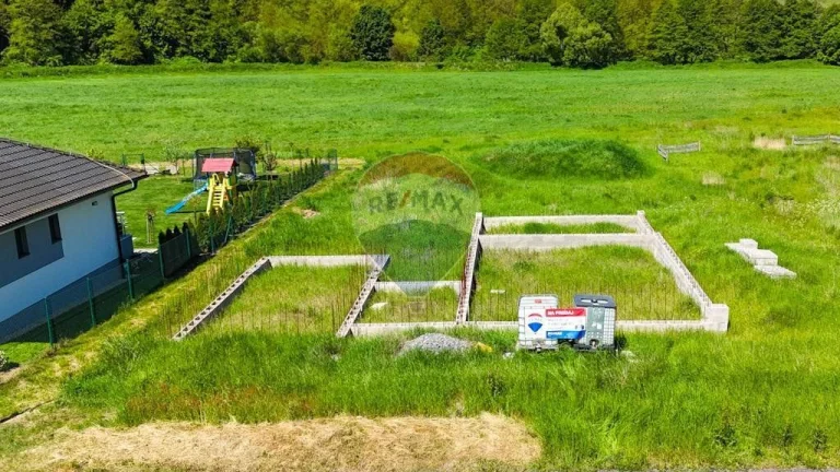 Stavebný pozemok s povolením a základmi v obci Ratka