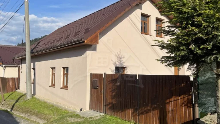 Zrekonštruovaný banícky dom v obci Smolník