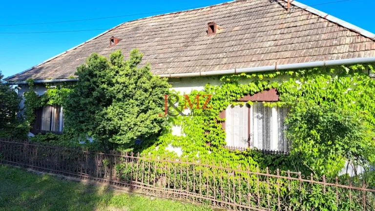 Rodinný dom, záhrada 1.400 m2, šírka 27m, Starý Hrádok (SM -