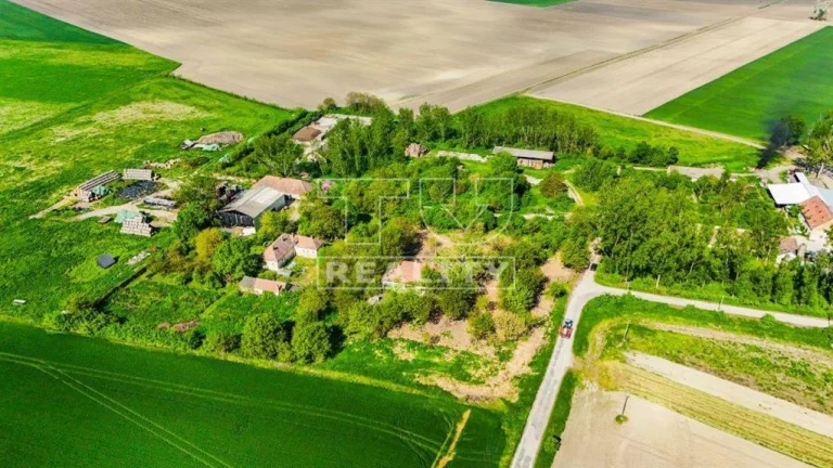 Staršia usadlosť s potenciálom na 83 árovom pozemku na...