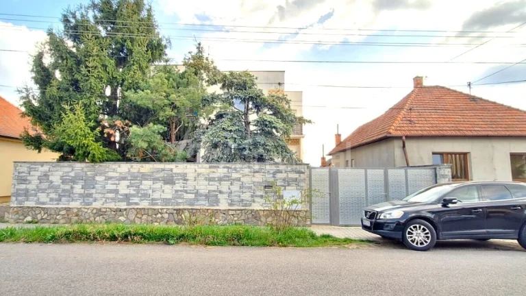 Rodinný dom s dvomi bytovými jednotkami v pokojnej loka…