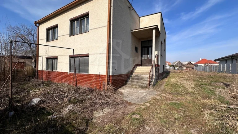 Poschodový 5 izbový rodinný dom v Nesvadoch, 500 m od term