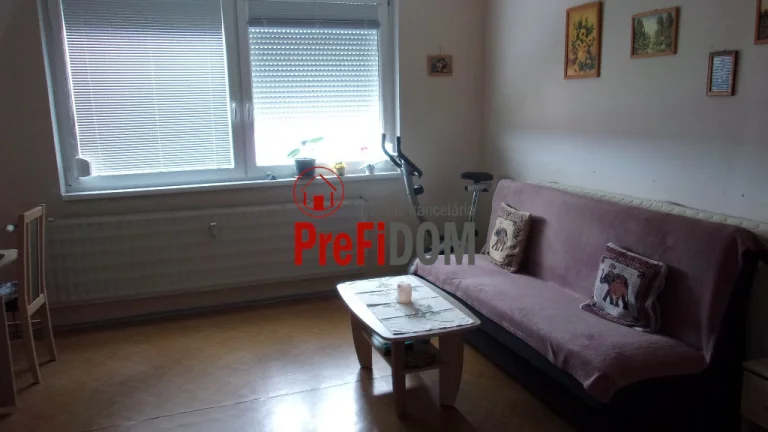 PREDAJ 1 izbový byt v meste Šurany s BALKÓNOM.