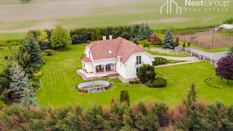 IBA 3 km od Levíc, 6-izbový RD, dvojgaráž, pozemok 1,65 ha.