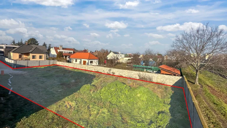 Na PREDAJ Slnečný, stavebný pozemok ,oplotený v obľúbene