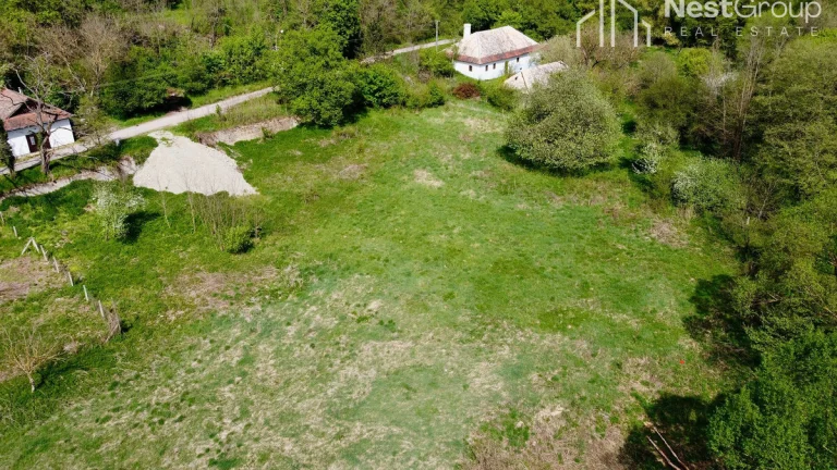 IBA 1O km OD LEVÍC - PREDAJ STAVEBNÝ POZEMOK UPROSTRED PRÍRO