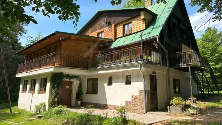 Exkluzívne: Veľká chata na peknom mieste Kokava-Línia.