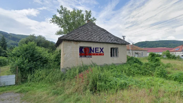 NA PREDAJ Pozemok so starým rodinným domom v malebnej obci