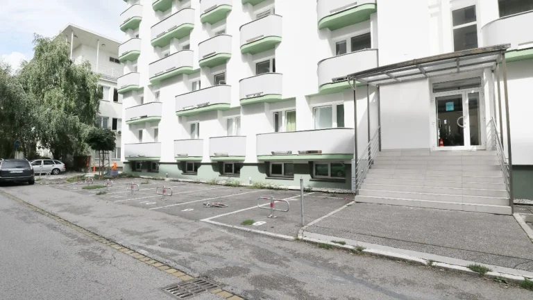 VONKAJŠIE PARKOVACIE STÁTIE v BLÍZKOSTI ZIMNÉHO ŠTADIÓNA - R