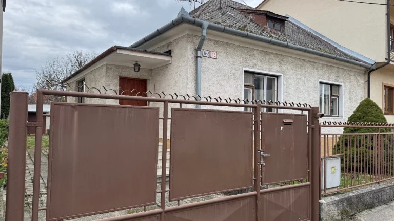 - výhradný predaj rodinného domu s predzáhradkou